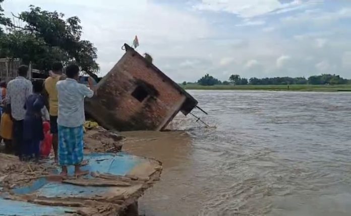 बिहार: किशनगंज जिल्ह्यात नदीत अनेक घरे वाहून गेली, डझनभर कुटुंबे बेघर झाली.