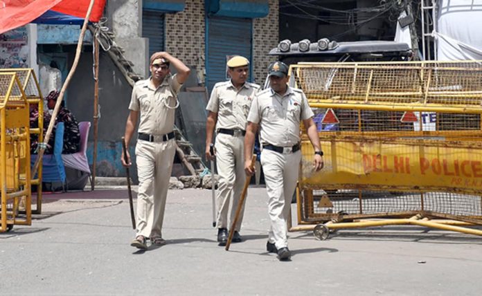 पश्चिम दिल्लीतील रहिवाशांच्या ॲसिड हल्ल्यात सीरियन, 11 महिन्यांचा मुलगा जखमी