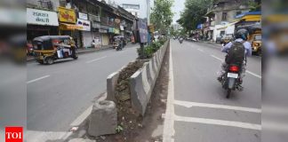 दुभाजकात क्रॅश झाल्यानंतर बाइकरचा मृत्यू होतो | पुणे न्यूज