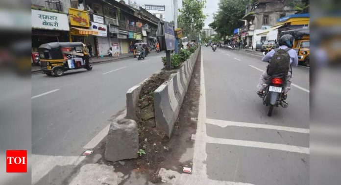 दुभाजकात क्रॅश झाल्यानंतर बाइकरचा मृत्यू होतो | पुणे न्यूज