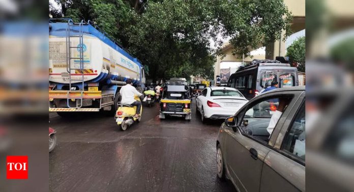 खड्डे, खराब रस्ता पृष्ठभाग आरटीओ चौकात स्नारल्सकडे वळते