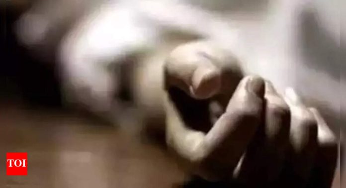 असमान रोडवर पडल्यानंतर कार स्कूटर रायडरवर धावते